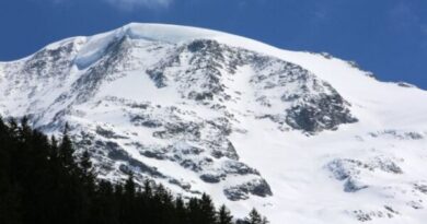 Massive midday avalanche in French Alps that killed 4 skiers